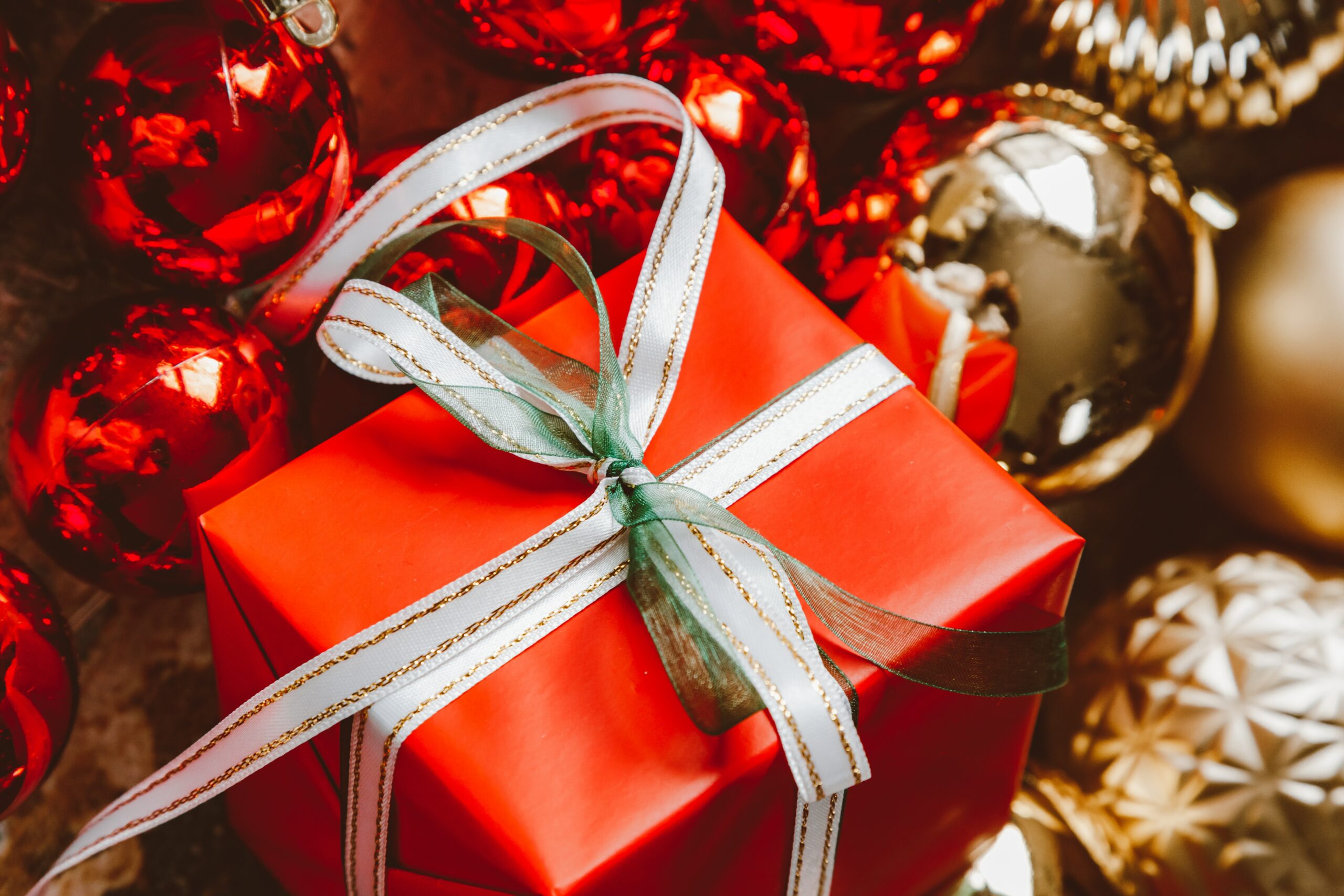 Cadeau de Noel rouge au pied du sapin - ROMAN ODINTSOV via Pexels - Kozman