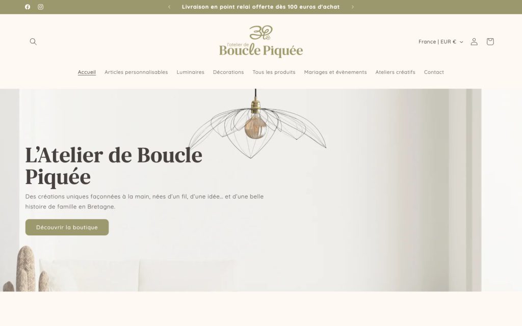 Page d'accueil de la boutique L'Atelier de Boucle Piquée : une suspension en fil métallique